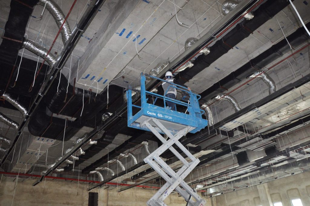 Lắp đặt hệ thống kỹ thuật: điện, cấp thoát nước, điều hòa không khí